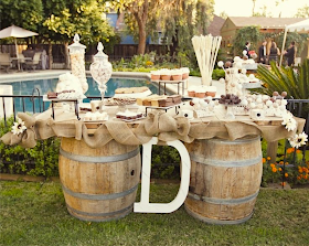Buffet de postres para boda hecha con barriles de cerveza