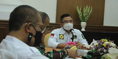 Wakil Gubernur (Wagub) Banten, Andika Hazrumy menerima kunjungan Komandan Kodim (Dandim) 0602 Serang, Kolonel Inf Suhardono di Pendopo Gubernur Banten, Kawasan Pusat Pemerintahan Provinsi Banten (KP3B), Kota Serang, Rabu, 31 Maret 2021.