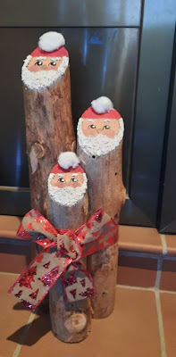 Tres troncos de pino con barbas y gorros de Papá Noëlzas