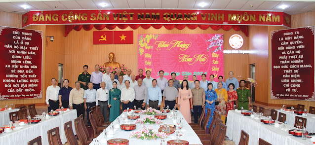 Đoàn Công giáo quận thăm, chúc mừng Đảng bộ quận.  (Ảnh: AH)
