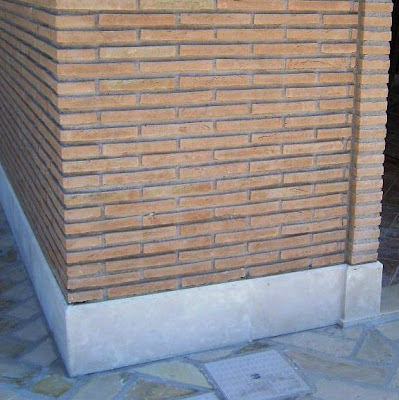 Parete esterna in ciottoli di travertino paglierino e noce