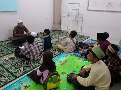 Semarang Coret: Belajar Mengaji di TPA Mesjid Al Mabrur 