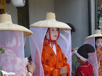 市女笠と白い薄布をかけた女官