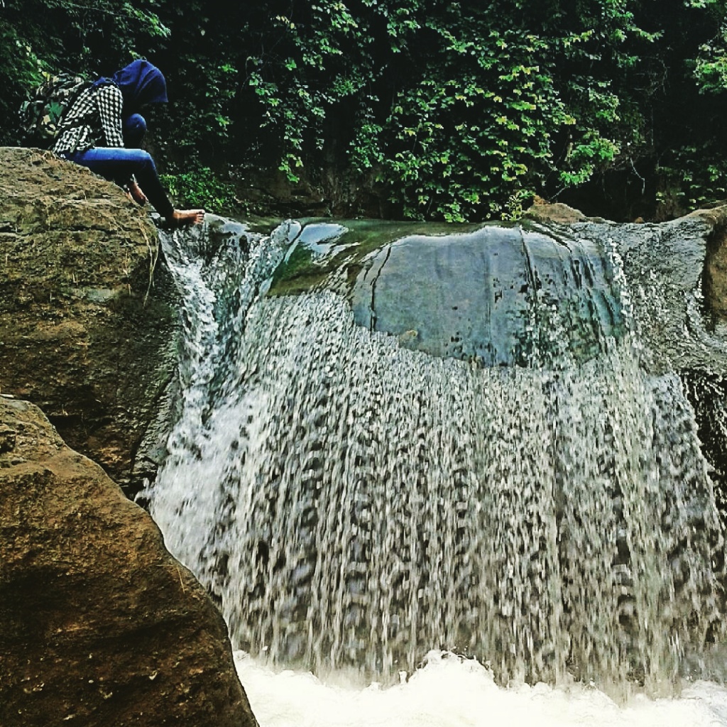 Curug Cimayani, Berwarna Biru?