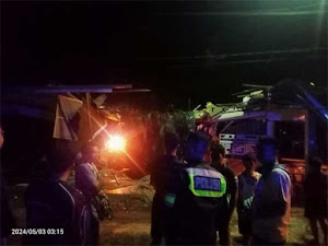 Truk Pakan Ayam Tabrak Ruko dan Warung Sarapan Pagi, Pengemudi Luka-luka