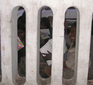 niños leyendo en India