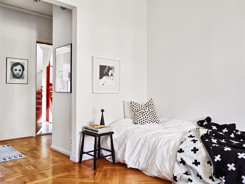 un micro apartamento nórdico decorado en blanco y negro