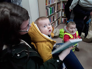 przedszkolaki i książki w bibliotece