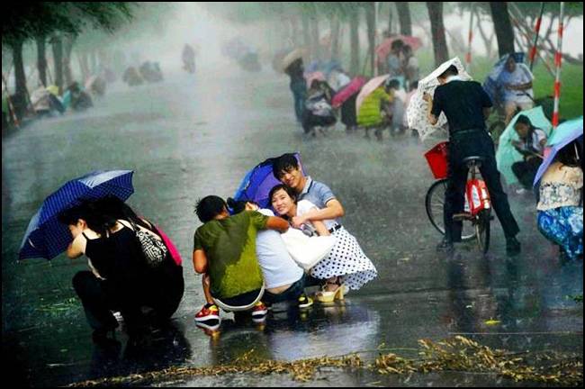 A Powerful Typhoon in Shangai, China Seen On www.dil-ki-dunya.tk