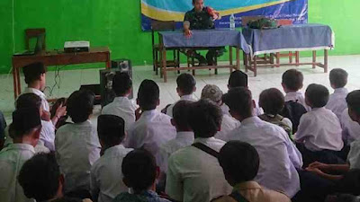Babinsa Desa Purasari Menyajikan Materi tentang "Kedisiplinan" diacara MPLS SMP Islam Arriyadul Huda..