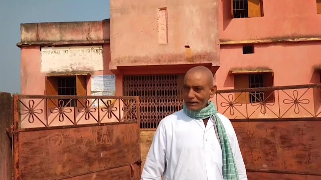 बाजार से बाहर उपकेंद्र बनाया गया। जिसके कारण भवन बेकार हो गया 