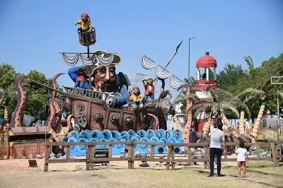 Inscripción de muñecos de fin de año en La Plata, mostrando creativas estructuras para la tradicional quema