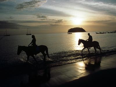 Aparthotel Blue Sea Timanfaya Golf. With its warm lue sea and