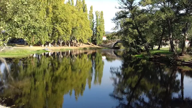 reflejos en el rio. allariz