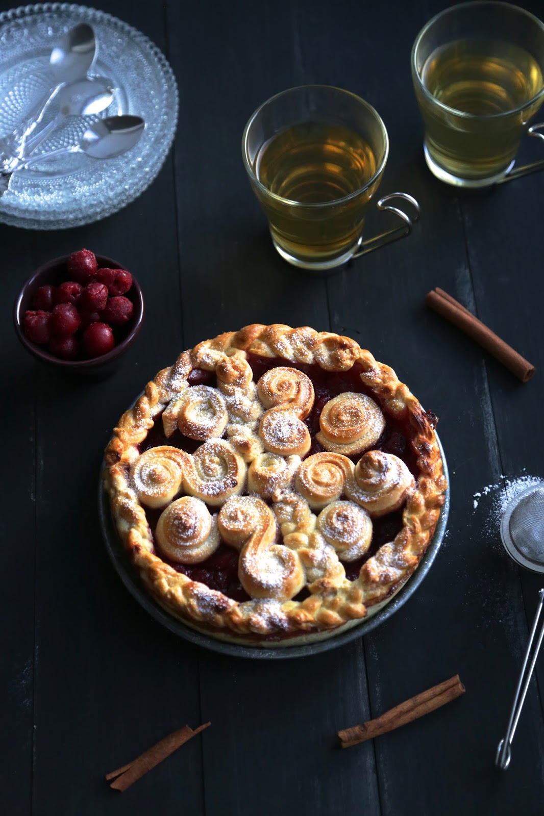 pirog , russe , tourte , pâte briochée, cerises et poires 