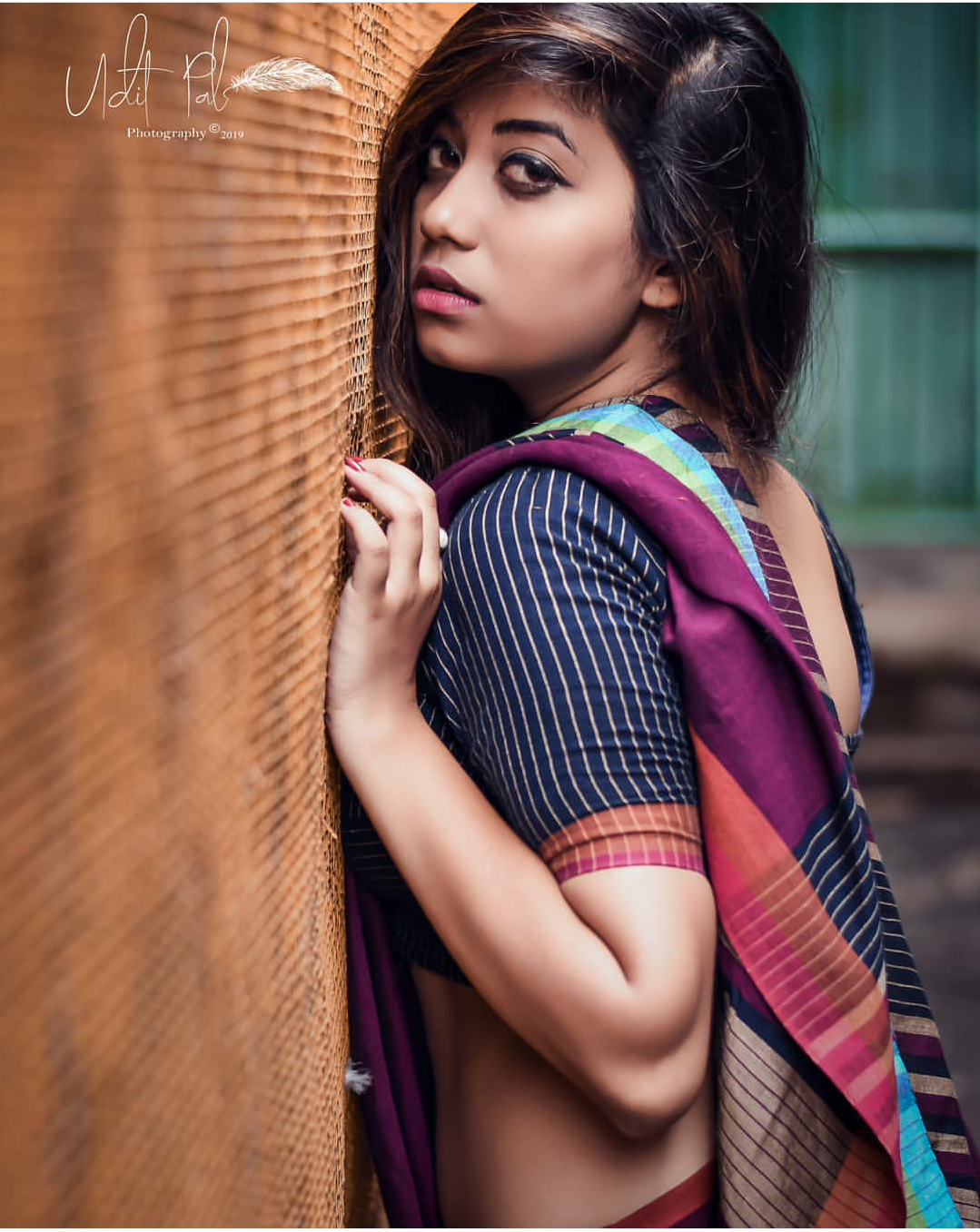 Selfie black saree pose | Saree poses, Girl photography poses, Poses