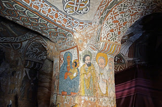 Pinturas en el interior de la iglesia Abuna Yemata Guh en Etiopía