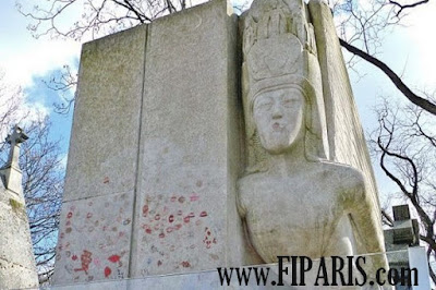 مقبرة بير لاشيز Père Lachaise Cemetery  أكبر مقبرة في باريس قبر وايلد. ويبدو