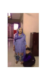 बेटा अपनी माँ के पाँव छूता हुआ
