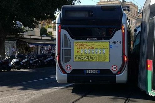 Scontro tra autobus e tram