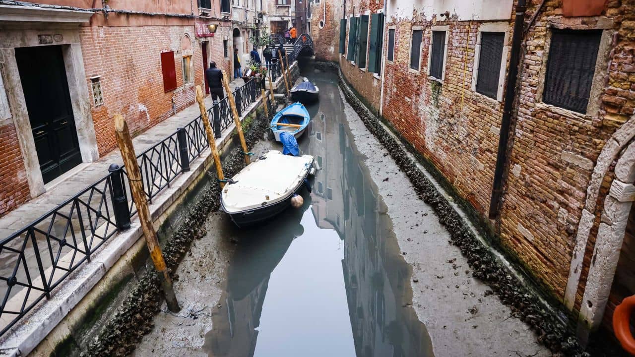 Kanal Venesia Surut