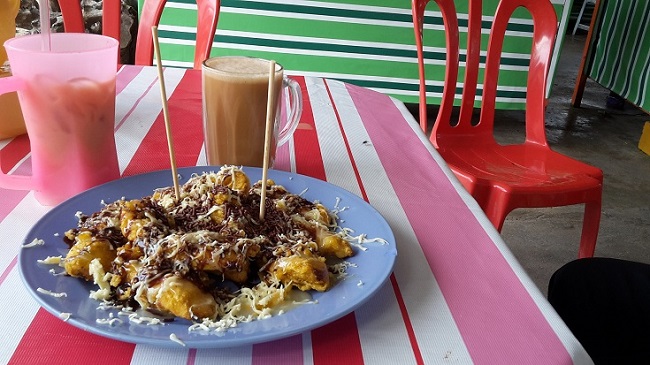 Sebuah gerai yang menyediakan hidangan goreng pisang cheese untuk minum petang