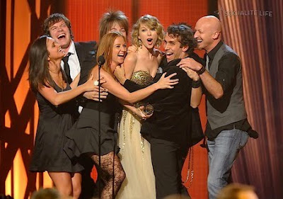 Taylor Swift Wins 2009 CMA Music Awards photos, Taylor Swift Wins 2009 CMA Music Awards pictures, Taylor Swift Wins 2009 CMA Music Awards images, Taylor Swift Wins 2009 CMA Music Awards pics