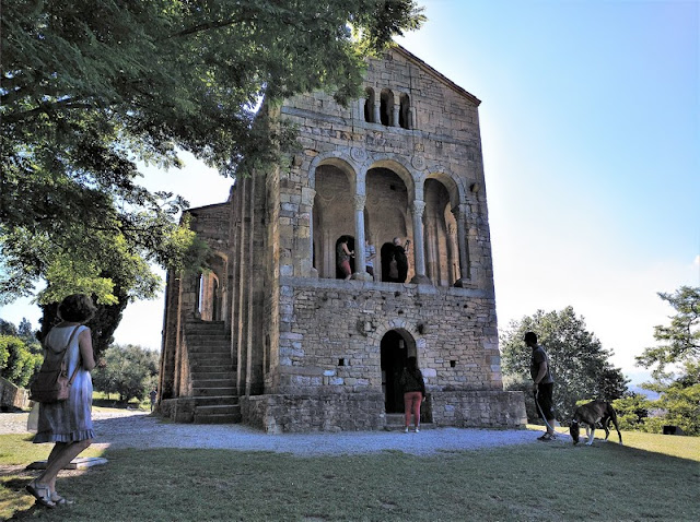 Santa Maria del Naranco en Oviedo (Asturias-España)