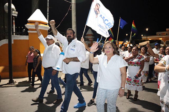 Macari recorre Espita con la caravana azul