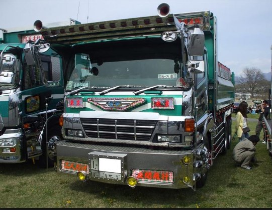 modifikasi dump truck hino warna hijau-silver.