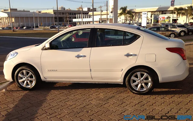 Nissan Versa SL 1.6 2013 - perfil lateral