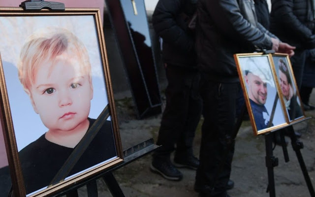 У Кривому Розі поховали молоду родину з 1,5-річним сином, які загинули від російської ракети