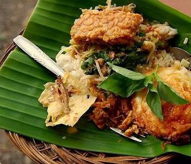 Surabayatrend.com|Surabaya-Sobat trend yang demen banget dengan pecel, harus mampir dan cobain ke Sego Pecel Pincuk Godong ini. Rempeyeknya renyah, bumbunya berasa dan tastenya kuat banget, pokoknya rekom dah buat pembaca setia surabayatrend.com. Kata Empunya, resep pecelnya didapat dari youtube.