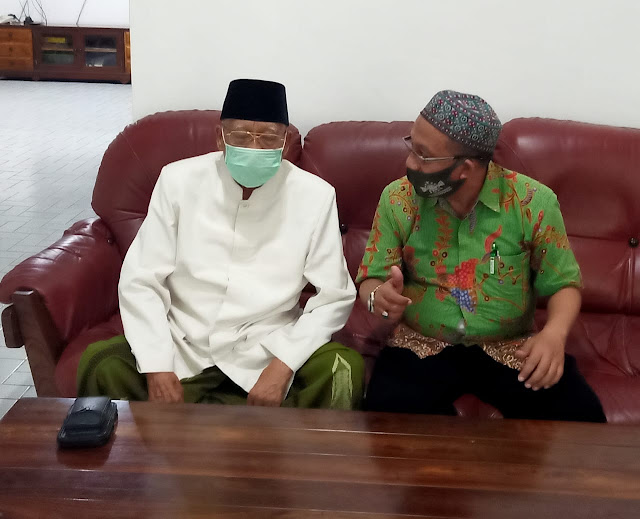 Teks Foto: KH. Abdusshomad Buchori bersama Ketua SMSI Jatim Makin Rahmat. (ist/jtm1)