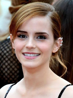 50 curiosidades sobre actores y personas famosas, Emma Watson sonriendo a la cámara