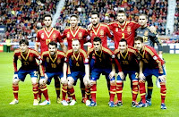 Selección de ESPAÑA - Temporada 2012-13 - Arbeloa, Sergio Ramos, Busquets, Piqué y Víctor Valdés; Silva, Cesc, Iniesta, Villa, Cazorla y Jordi Alba - ESPAÑA 1 (Sergio Ramos), FINLANDIA 1       (Pukki) - 22/03/2013 - Mundial de Brasil 2014, fase de clasificación - Gijón (Asturias), estadio del Molinón - Alineación: Víctor Valdés; Arbeloa, Sergio Ramos, Piqué, Jordi Alba; Busquets, Cazorla (Pedro, 46'), Iniesta, Silva, Cesc Fábregas (Mata, 75'); y Villa (Negredo, 65')