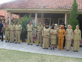 http://pengumumankerja.blogspot.com/2012/04/beasiswa-s1-program-dms-bagi-405-guru.html