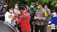 Perbatasan Daulu Disemprot Disinfektan, Forkopimda Karo Bagi Bagi Masker