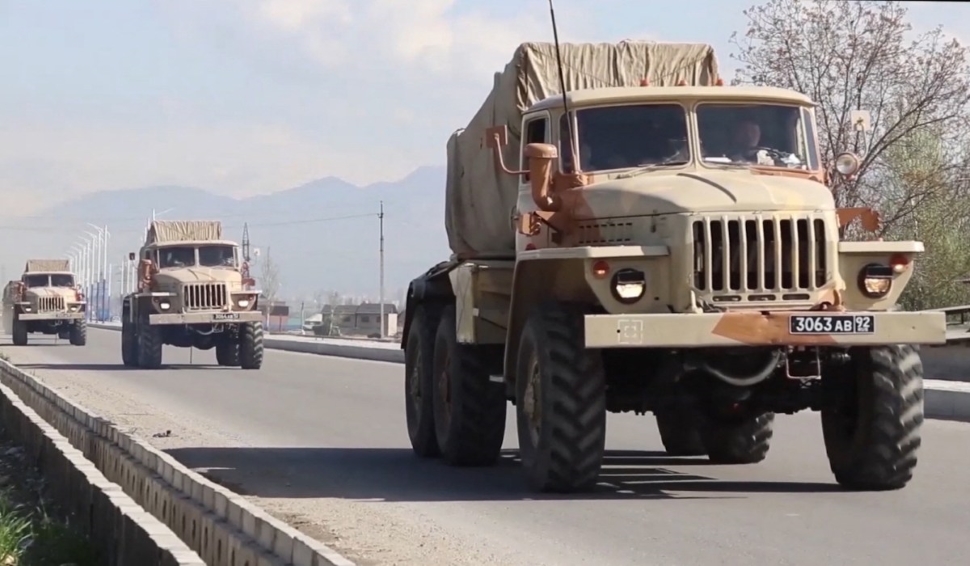 Vehículos militares rusos conducen en un convoy a lo largo de una carretera en Tayikistán, agosto de 2021. Foto: AFP / Servicio de Prensa del Distrito Militar Central / Sputnik