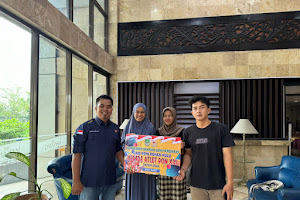 Dua Atlet Bola Tangan Putri Riau PON Aceh- Sumatra Asal Rohul Terima Uang Pembinaan