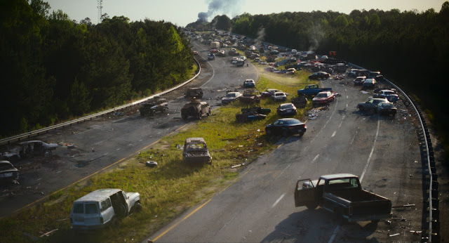 Cars piled up on a highway in an apocalyptic wasteland