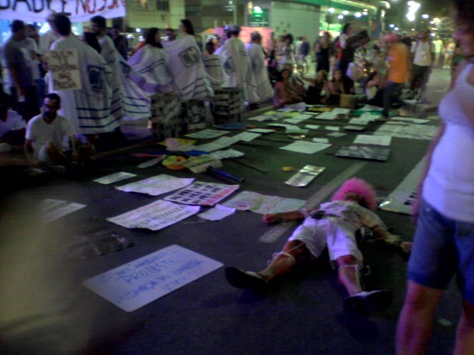 Desocupa! Movimento faz manifestação em frente ao Camarote Salvador em Ondina