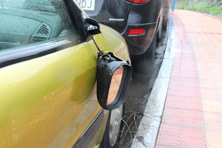 Coche con daños en la carretera de los depósitos de Rontegi