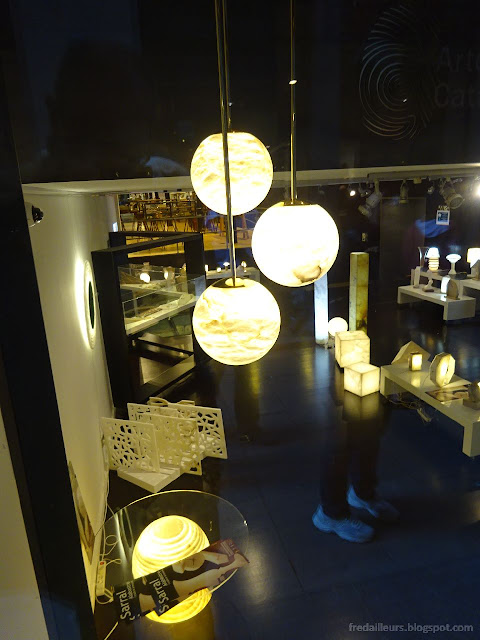 Luminaires contemporains dans ce centre qui met en valeur l'énergie créative de la Catalogne.