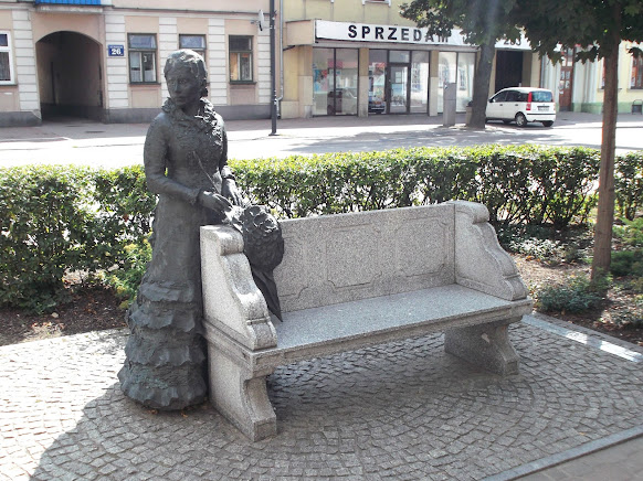 Zdjęcie pomnika Marii Konopnickiej