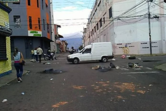 TÁCHIRA: Trancas, quema de cauchos y barricadas dominan la jornada  por apagones.