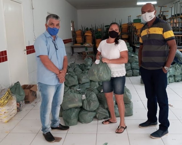 Prefeitura Municipal de CAÉM distribui Kits da Merenda Escolar para alunos do Município .