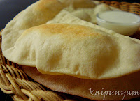 Pita bread with Garlic yogurt sauce