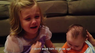  Video yang menampilkan seorang gadis cilik berusia  Video : Seorang Kakak Menangis Karena Tidak Ingin Adiknya tumbuh Dewasa