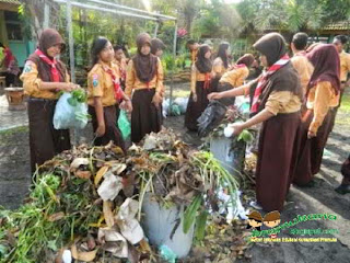 Pramuka memilah sampah